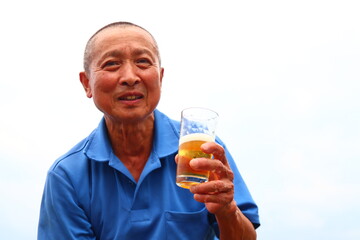 アルコール中毒でビールが辞められないおじさん