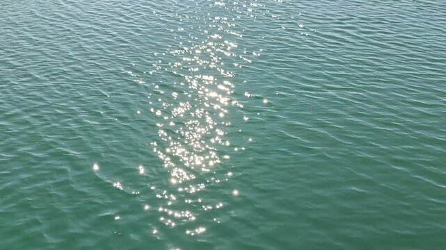 Bucle de reflejo del sol sobre el mar