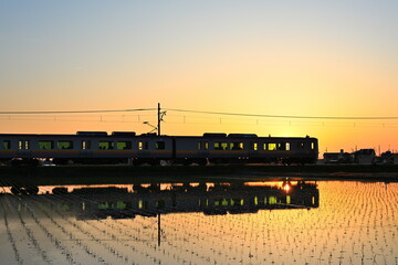 田園風景と越後線（新潟県）