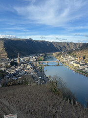 Obraz premium Scenic Moselle Valley Vineyard with River Bridge
