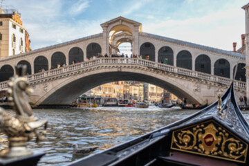 Obraz premium Blur Gondola ride with the view of rialto bridge at grand canal in venice, italy.