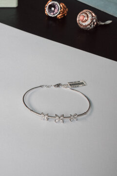Handmade precious jewelry. Bijouterie and jewellery gold and diamonds for women