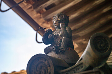 滋賀大津 西教寺 屋根の上の護猿