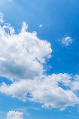 夏の青空と日差しに輝く夏の雲192