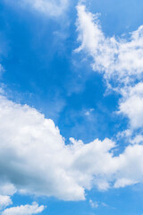 Obraz premium 夏の青空と日差しに輝く夏の雲195