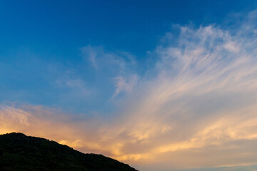 夏の空　夕暮れの時の空と雲と山185
