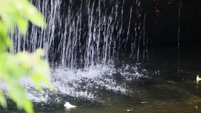 猪名川の加茂井堰を流れ落ちる水