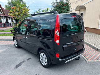 Obraz premium This stylish and sleek black MPV boasts a truly unique design, making it ideal for enjoyable family outings, exciting urban adventures, and thorough exploration throughout the bustling city streets