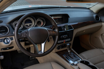 Obraz premium Experience the epitome of automotive luxury with a car that boasts an exquisite interior featuring a stateoftheart modern dashboard, complemented by plush leather seats for ultimate comfort