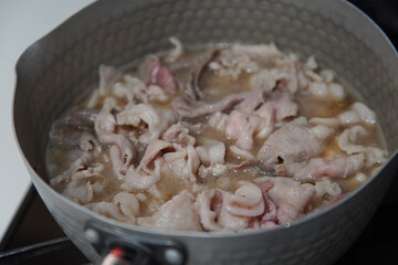 豚肉のしぐれ煮を作る様子