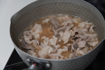 豚肉のしぐれ煮を作る様子