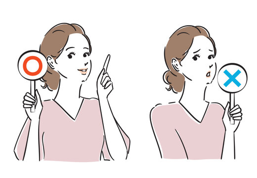 正解か不正解か札でジャッジする綺麗な女性