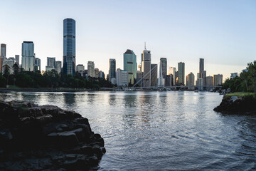 Obraz premium Brisbane river, Kangaroo Point Cliffs and central business district at sunset, Queensland, Australia