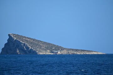 trójkątna wyspa widziana z plaży Benidormu © Miroslaw