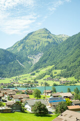 ゴールデンパスラインから見えるスイスの車窓風景　民家　景観列車