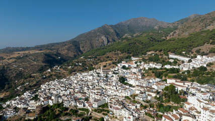 Fototapeta premium Vista aérea del municipio de Casarabonela en la provincia de Málaga, España