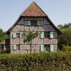 façade de maison typique ancienne à colombages de couleur   en Alsace