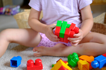 Obraz premium Kleinkind, Kind beim spielen mit Lego im Kindergarten
