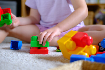Obraz premium Kleinkind, Kind beim spielen mit Lego im Kindergarten