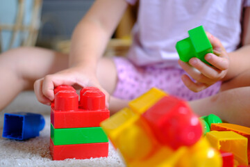 Obraz premium Kleinkind, Kind beim spielen mit Lego im Kindergarten