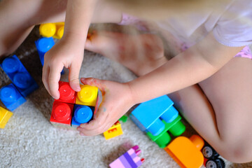 Obraz premium Kleinkind, Kind beim spielen mit Lego im Kindergarten