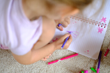 Kind im Kindergarten am malen und basteln