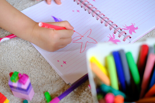 Kind im Kindergarten am malen und basteln