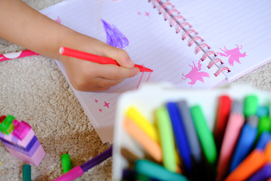 Kind im Kindergarten am malen und basteln