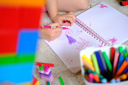 Kind im Kindergarten am malen und basteln