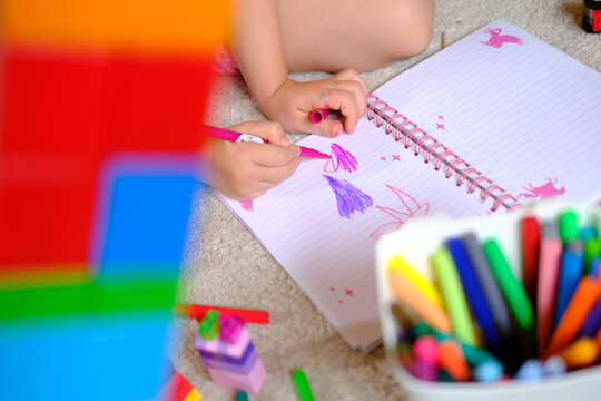 Kind im Kindergarten am malen und basteln