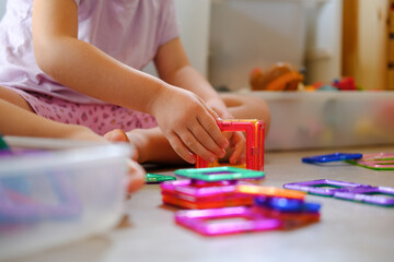 Obraz premium Kindergarten und Kind am basteln und spielen