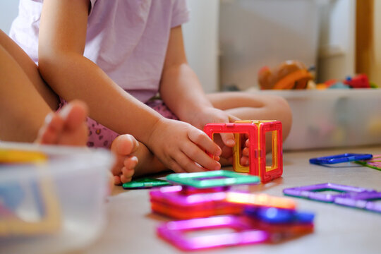 Kindergarten und Kind am basteln und spielen