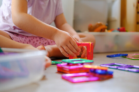 Kindergarten und Kind am basteln und spielen