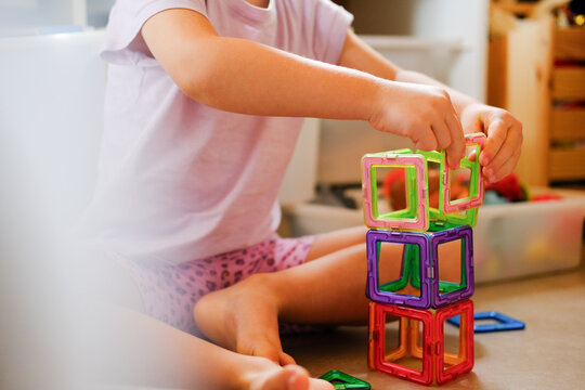 Kindergarten und Kind am basteln und spielen