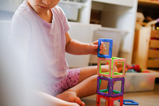 Kindergarten und Kind am basteln und spielen