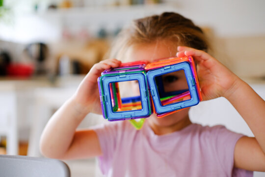 Kindergarten und Kind am basteln und spielen