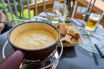 スイスで食べるチーズフォンデュ
