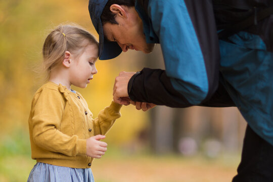 dad helps daughter. father and child. parent examines hand