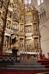 Obraz premium altar and alatrpiece in the choir of a gothic cathedral in burgos in spain