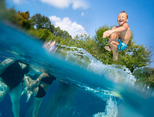 Kindlicher Urlaubssprung in den Pool © fotofrank
