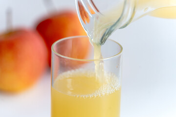 りんごジュースをそそぐ