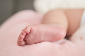 4～5ヶ月の寝ている赤ちゃんの足のアップ