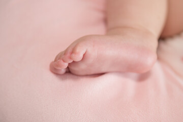 4～5ヶ月の寝ている赤ちゃんの足のアップ