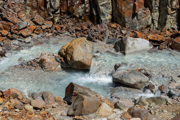 万座温泉の空吹から流れる乳白色の川