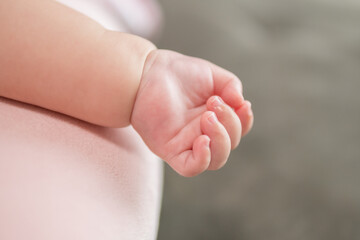 4～5ヶ月の寝ている赤ちゃんの手のアップ