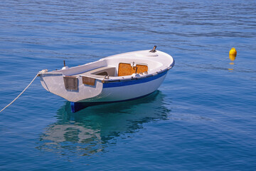 Naklejka premium Fishing boat on calm water on sunny day, background