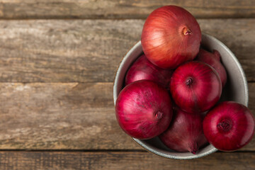 Shallot onion on the kitchen table. onion slice. onion rings. Fresh red Onion. Natural, fresh, vegetarian food. Agricultural products. Healthy eating. Vegetables. Farmer's market.