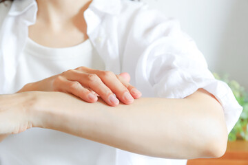 女性の腕　ボディケア © webbiz