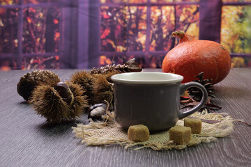 Tavolo con tazza di caffè caldo e ambientazione autunnale