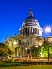 Fototapeta premium Night view of St Paul Cathedral in London, UK